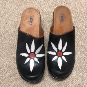 Clogs size 8 Indigo by Clark’s